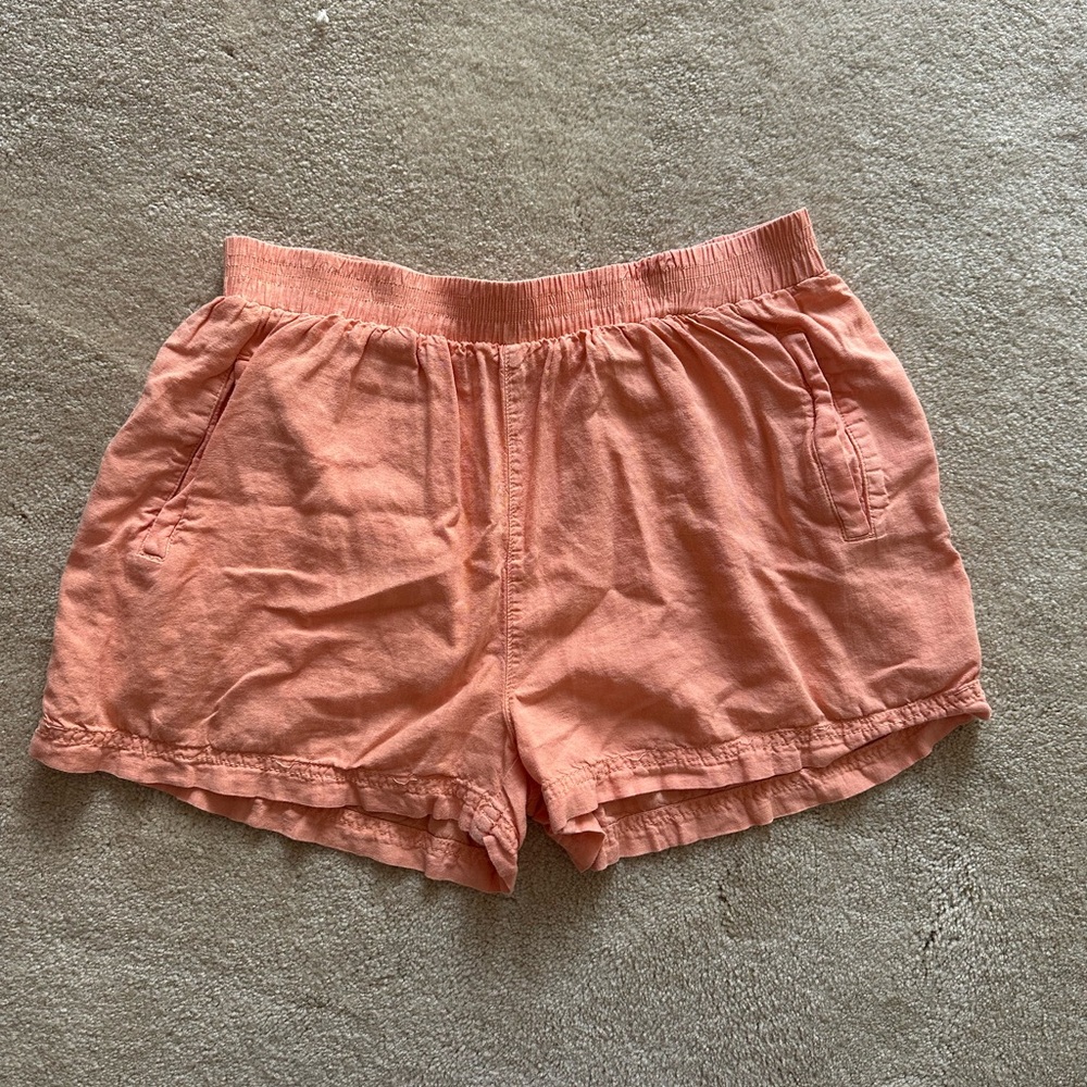 Size M orange flowy short